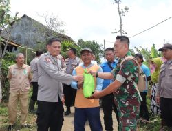 Bantu Warga Terdampak Bencana Puting Beliung, Kapolres Sukabumi Bawa Pasukan Brimob