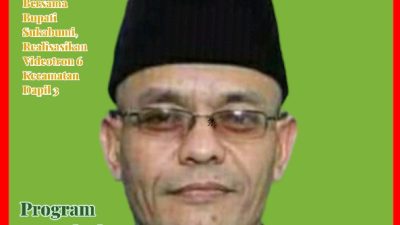 Anggota DPRD Kabupaten Sukabumi Ade Dasep saat membaca buku Dua jurus Baldatun yang merupakan karyanya sendiri.