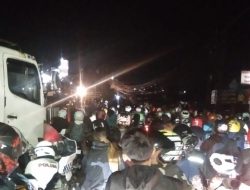 Macet Panjang Jl. R Sukabumi Dampak Kontainer Terguling di Pamuruyan Cibadak