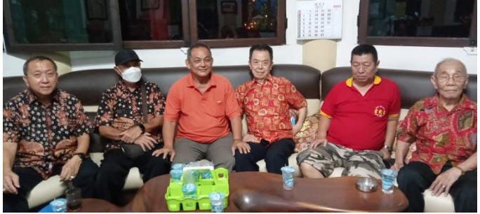 Ketua Panitia Penyelenggara, Leleng (tengah) bersama jajaran panitia kegiatan peringatan ulang tahun Vihara Whidi Sakti ke-112.