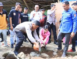 Suasana Haru Saat Keluarga Penjualan Gorengan Dapat Bantuan Rutilahu Dari Kapolres Sukabumi