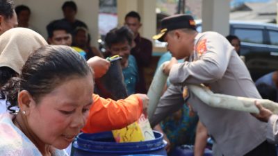 Kapolres Sukabumi Salurkan Air Bersih kepada Warga Terdampak Musim Kemarau