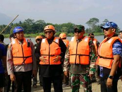 Bupati Sukabumi dan Forkopimda Gelar Penelusuran Sungai Cimandiri untuk Identifikasi Penyebab Timbunan Sampah di Pantai Cibutun