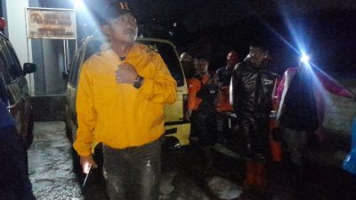 Polsek Nagrak Polres Sukabumi dan Tim Gabungan Evakuasi Korban Tertimbun Tanah Longsor