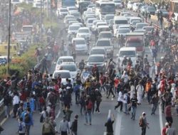 Massa Apdesi Blokade Tol Dalam Kota di Depan DPR