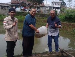 Sapa Warga Dapil IV Sukabumi, Anggota DPRD Heri Antoni Beri Bantuan Benih