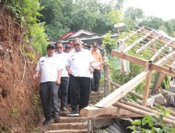 Tinjau Lokasi Bencana Longsor, Bupati Pastikan Masyarakat Terdampak Kebutuhannya Terpenuhi 