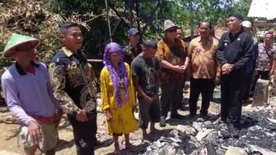 Rumah Warga Terbakar, H. Marwan Bangunkan Kembali