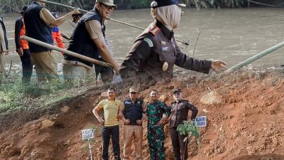 Pj. Walikota Sukabumi Bersama Forkopimda Laksanakan Penanaman dan Bersih-bersih Sungai Cimandiri
