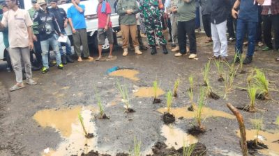 10 Tahun Jalan Raya Bojonglopang Tak Diperbaiki Ratusan Warga Gelar Aksi Demo