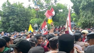 Harga Beras Selangit Ratusan Massa Aliansi Mahasiswa Sukabumi Gelar Aksi Unjuk Rasa di Balai Kota Sukabumi
