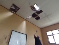 Warga Berhamburan, Atap SDN Ciherang Cijangkar Ambruk