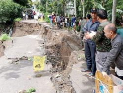 Jalan Amblas Tergerus Air, Dua Desa Kec.Simpenan Teracam Terisolir 