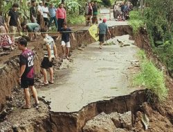 Atasi Lalulintas, Dinas PU Bangun Jalan Darurat Akibat Amblas di Simpanan 