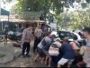 Momen Polisi dan Warga Gotong-royong Pindahkan Mobil Mogok di Pospam Citepus 