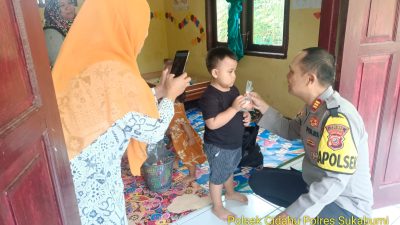Stunting, “Kapolsek Cidahu Berikan Makanan Tambahan Kepada Anak-anak