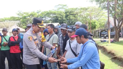Kapolres Sukabumi Berikan Bantuan Makanan Ringan dan Minuman kepada Warga yang Terjebak Badai Ombak