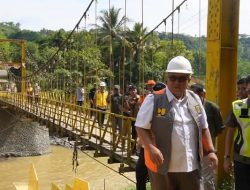 TINJAU PEMBANGUNAN JEMBATAN CILEULEUY WARUNGKIARA, BUPATI ” MENDUKUNG AKSES DAN EKONOMI MASYARAKAT”