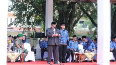 HUT KORPRI DAN PGRI, BUPATI SEMATKAN TANDA KEHORMATAN SATYALANCANA KARYA SATYA