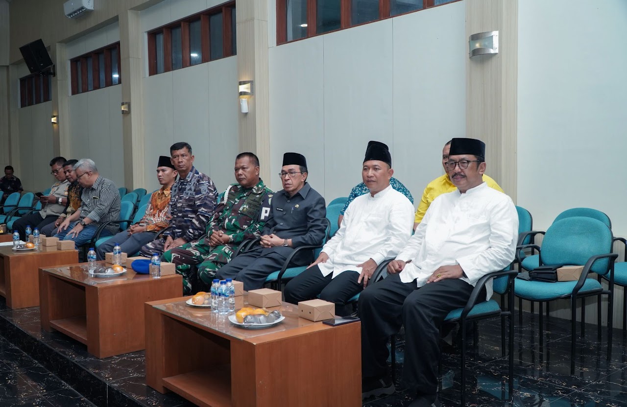 Bupati dan Wakil Bupati terpilih periode 2025-2030, Drs. H. Asep Japar, MM dan H. Andreas, SE.(Kemeja Putih)