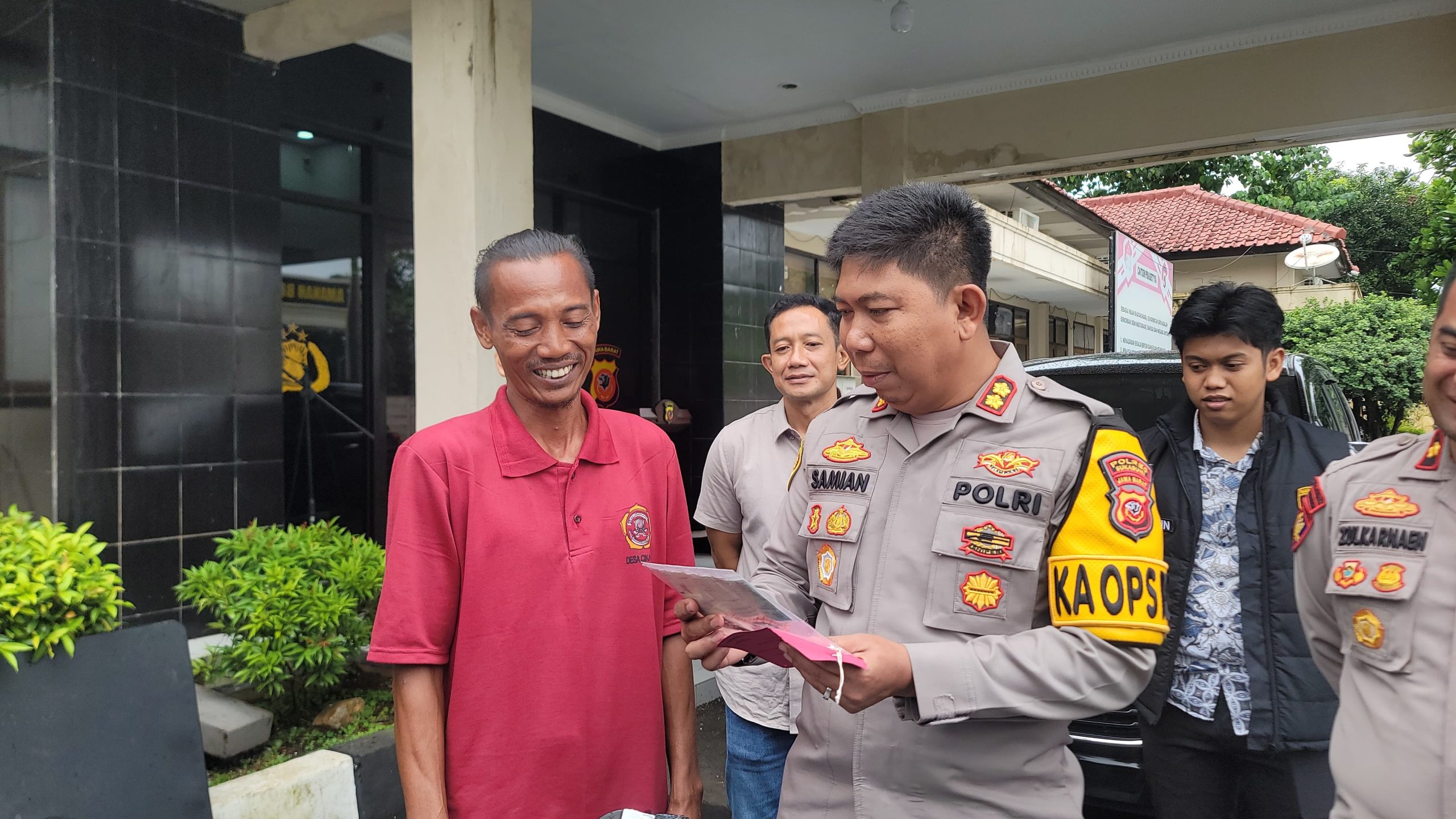Caption ; Usman(45), Warga Kp. Pasir Jati, Cikakak, kembali tersenyum bahagia setelah sepeda motor hilang, berhasil dikembalikan Polres Sukabumi.