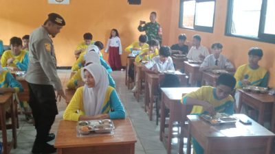 Polsek Sagaranten Dan Koramil Sagaranten Dampingi Penyaluran Makan Gratis