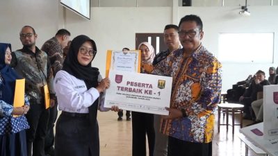 Serah Terima Beasiswa Bupati 2025″ Manfaatkan Amanah Ini Untuk Di Masa Depan”
