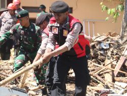 Sinergi Polres Sukabumi dan TNI Bersihkan Yang Terdampak Banjir