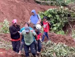 Kanit Polsek Lengkong AIPDA SLAMET SUTOPO Gendong Lansia Usia 80 Tahun Lintas Gundukan Lumpir Tebal