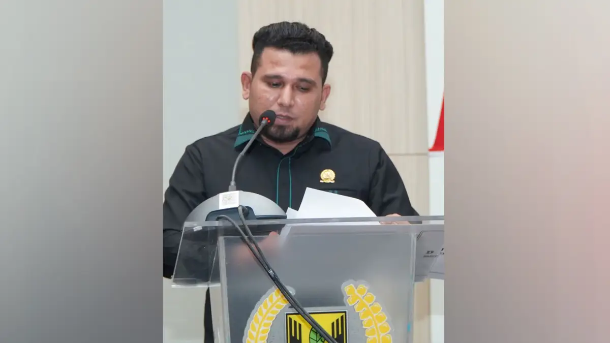 Hamzah Gurnita saat menyampaikan pandangan umum Fraksi PKB DPRD Kabupaten Sukabumi terhadap nota pengantar Bupati mengenai Raperda Perubahan PDRD. (Sumber Foto: Dok. DPRD) Sabtu, 12 Apr 2025, 21:26 WIB