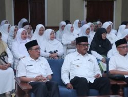 Momen Haru Bupati Sukabumi Saat Pelepasan Calon Jamaah Haji.