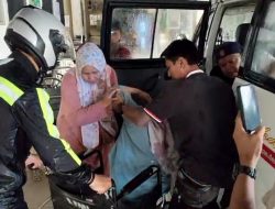 Darurat, Polisi Kawal Ambulans di Tengah Hujan dan Keramaian menuju RSUD Palabuhanratu