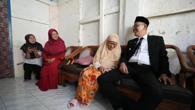 Tak Melupakan Jasa, di Moment Peringatan Hari Pendidikan Nasional Wali Kota Sukabumi Sambangi Kediaman Guru Masa Kecil.
