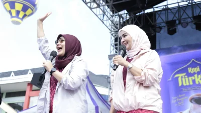 Ketua TP-PKK Kota Sukabumi Turut Serta Memeriahkan Acara Hardiknas Dengan Konsep Senam Sehat Keluarga Pesta Sukabumi Baru.