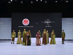 Warisan Budaya Kutai Timur, Batik Wakaroros Tampil di Indonesia Fashion Week 2025.