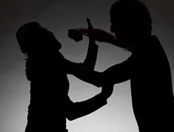 “Pria Wanita Baku Hantam Pinggir Jalan Benda,” Wartawan Relai Mediasikan.