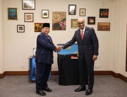 Presiden Singapura Dapat Cinderamata Dari Prabowo, Berupa Guci dan Keris Emas.