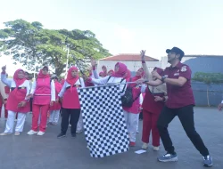 Semarak Gerak Jalan Santai PWRI, Wakil Wali Kota Sukabumi Berbaur Keceriaan Bersama Para Lansia.