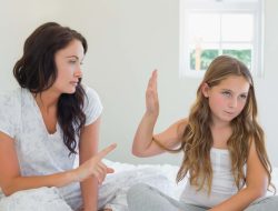 Mengapa Anak Perempuan Melawan Ibunya? Simak Beberapa Faktor Dari Penyebabnya.