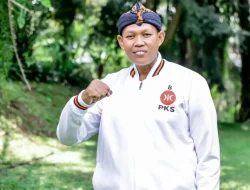 Bersama Warga, Dewan Uden Gotong Royong Bongkar Bangunan SDN Gunung Batu di Desa Kebonpedes Sukabumi.