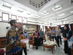 Wakil Wali Kota Sukabumi, Terima Tanda Mata Buku Karya Siswa dari TK GIBS Peraih Rekor Muri.