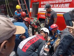 Pria Tersengat Listrik, di Ruko Parungkuda, Dievakuasi Damkar