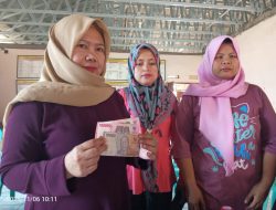 Pemdes Cimahi Salurkan Dana Insentive 12 Kader Posyandu
