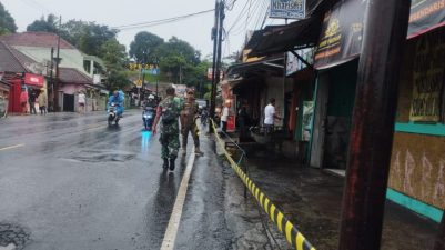 Satpol PP Kecamatan Cigombong, Gerak Cepat Benahi Area Terdampak Pergeseran Tanah di Kp. Cisalopa.