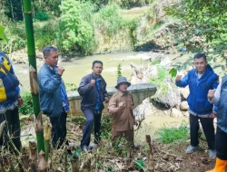 Tindak Lanjut Laporan, DPRD Sukabumi Iwan Ridwan Tinjau Bendungan Jebol di Kecamatan Cisaat.