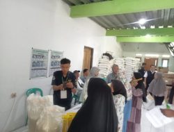 Pemdes Kutajaya Salurkan Bansos Ketapang, Warga Ucapkan Kepada Kadesnya..