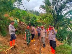 Pasca Banjir Bandang, Polsek Nyalindung Bersihkan Material di Desa Wangunreja