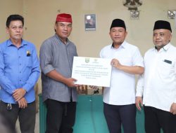 Wabup Sukabumi, H. Andreas Serahkan Bantuan Rutilahu Pada Warga Penerima Manfaat di Desa Jayabakti Cidahu.