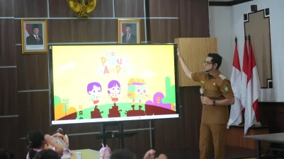 Wakil Wali Kota Sukabumi, Beri Edukasi Pada Sejumlah Anak TK BIMS Akan Pentingnya Disiplin Memilah Sampah Sejak Usia Dini.