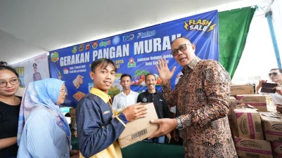 Warga Masyarakat Padati Halaman Gedung Juang 45 Kota Sukabumi, Berburu Gerakan Pangan Murah.